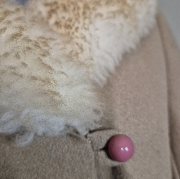 Gorgeous Vintage Wool Coat with Shearling Trim. Union Label, Drop waist - Picture 4 of 9